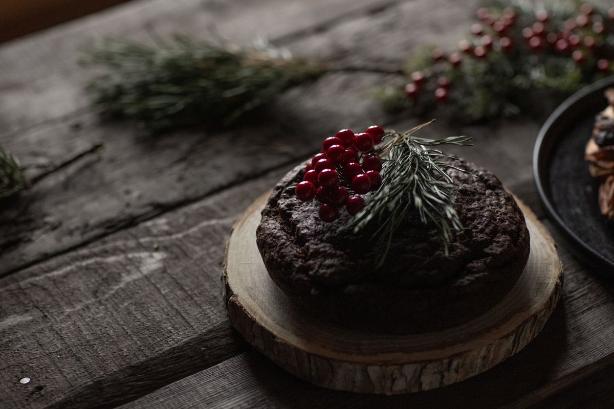 クリスマスの食卓に置かれたチョコレートケーキ