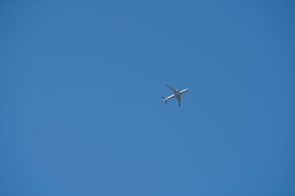 青空を飛ぶ旅客機