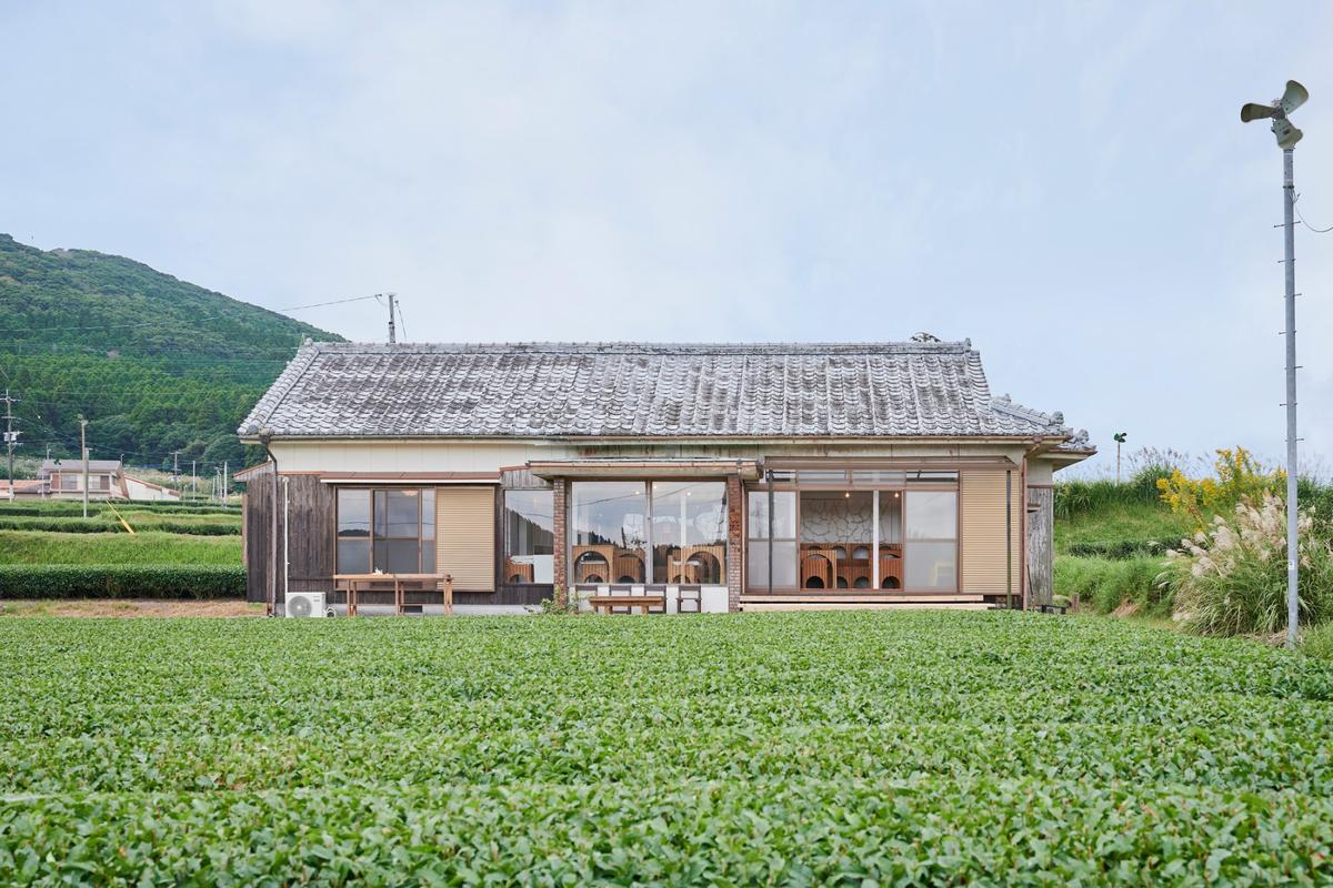 茶畑に囲まれた大野岳の麓の「茶や、」の外観