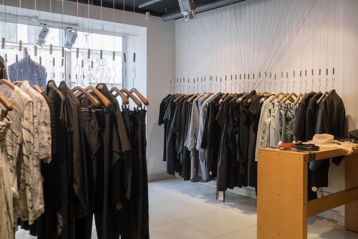 ハンガーに服が並ぶアパレルショップの店内