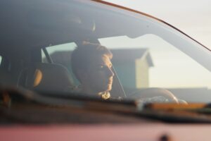 ドライバーが運転席に座り前方を見ている車内の様子