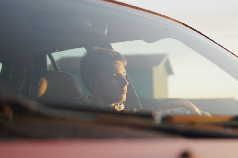 ドライバーが運転席に座り前方を見ている車内の様子