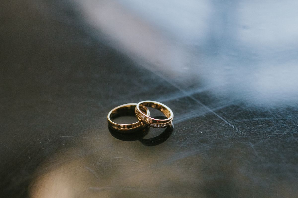 指輪を重ねて置いた2本の金の結婚指輪