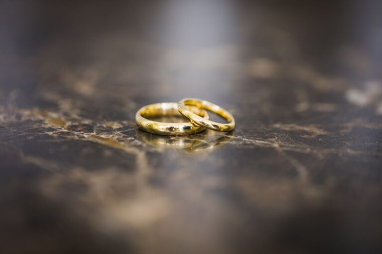 金の結婚指輪を2本重ねて置いた様子