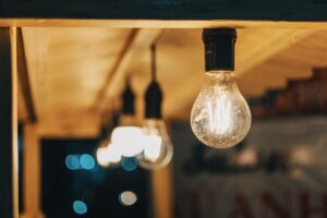 ハローライトのように点灯と消灯で暮らしを見守る、温かく灯る電球
