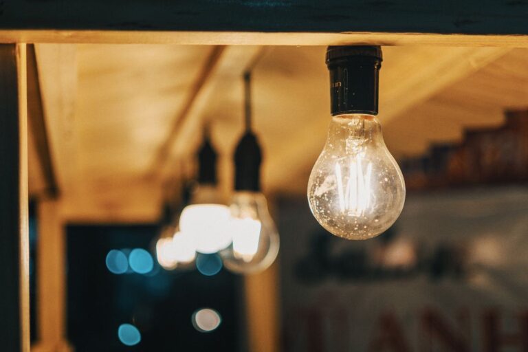 ハローライトのように点灯と消灯で暮らしを見守る、温かく灯る電球
