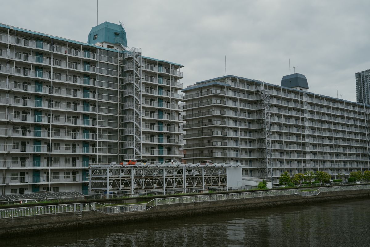 川沿いに並ぶ大規模な集合住宅の外観