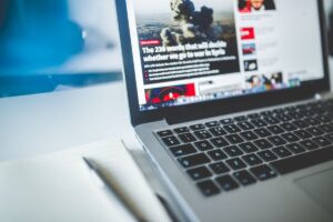 ノートパソコンの画面に表示されたオンラインニュースの記事。ウェブマガジンのイメージ