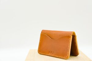 茶色の革の財布を白い背景に立てて置いた様子