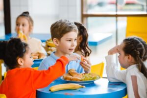 子どもたちが一緒に食事を楽しむ様子