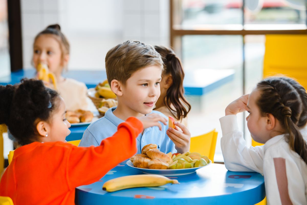 子どもたちが一緒に食事を楽しむ様子