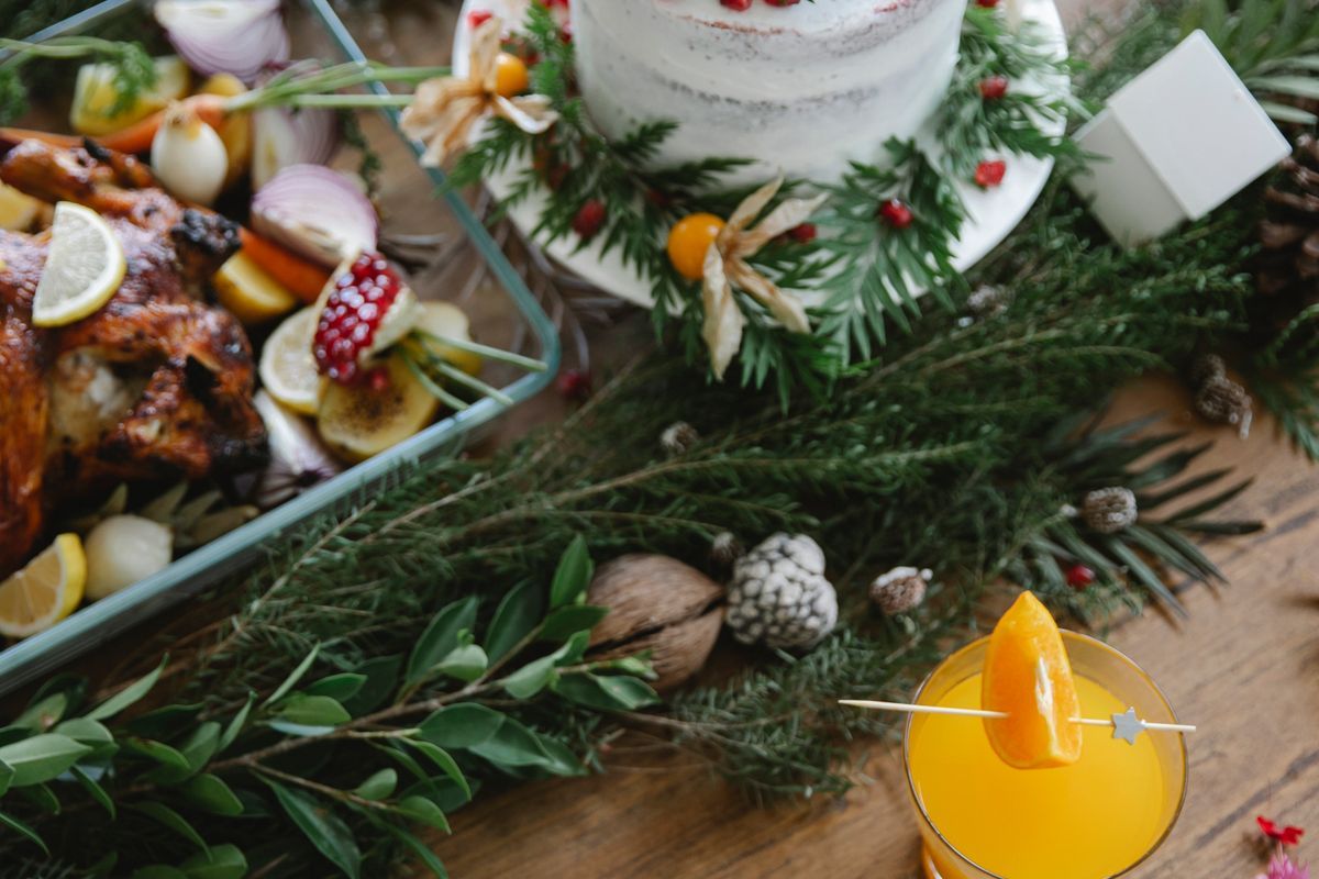 クリスマスのごちそうが並ぶテーブル
