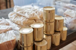 食品ロス削減のイメージとなる、缶詰やパンなどの食品が並ぶ様子