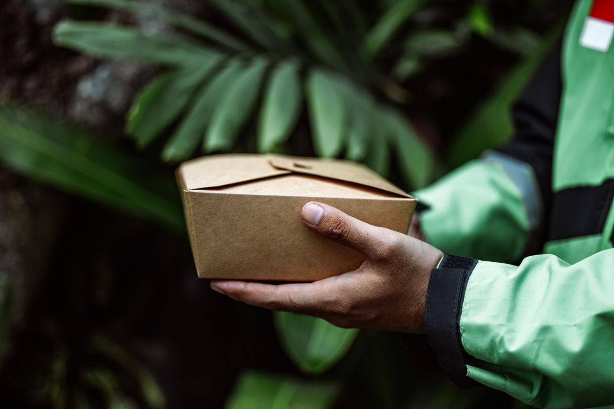 ロスゼロ不定期便のように、段ボール箱に入った食品を手で持つ様子