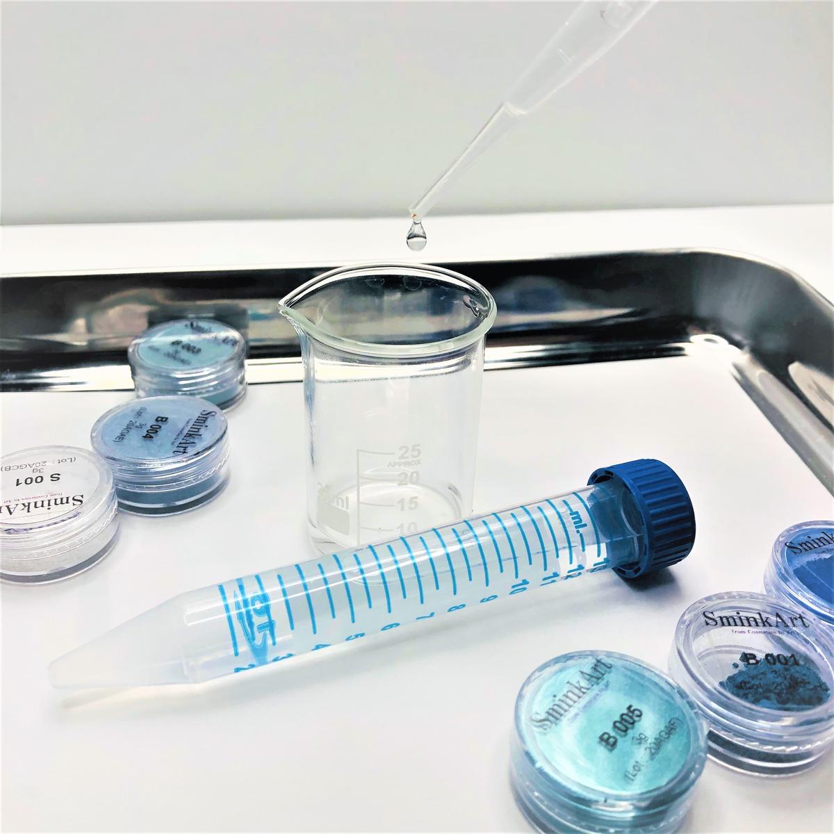 粉末のコスメを色材に変える溶液「magic water」
