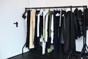 ハンガーラックに掛かったさまざまな洋服