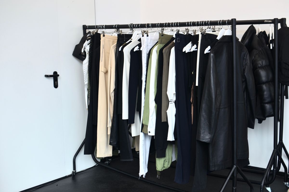 ハンガーラックに掛かったさまざまな洋服