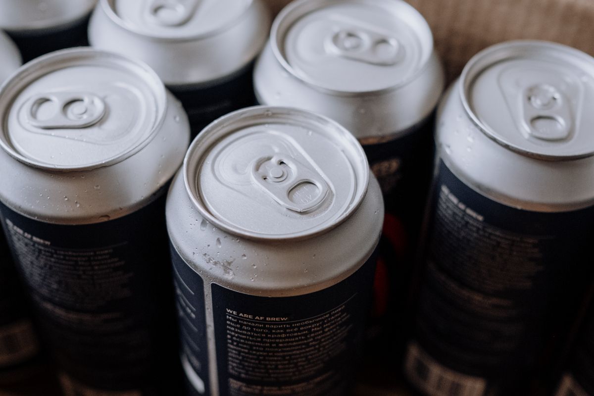 水滴のついた缶ビールを箱に詰めた様子
