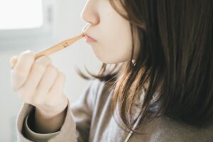 天然木の歯ブラシturalistで歯をみがく女性