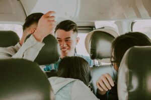 車内で同乗者が笑顔で会話している相乗りのイメージ