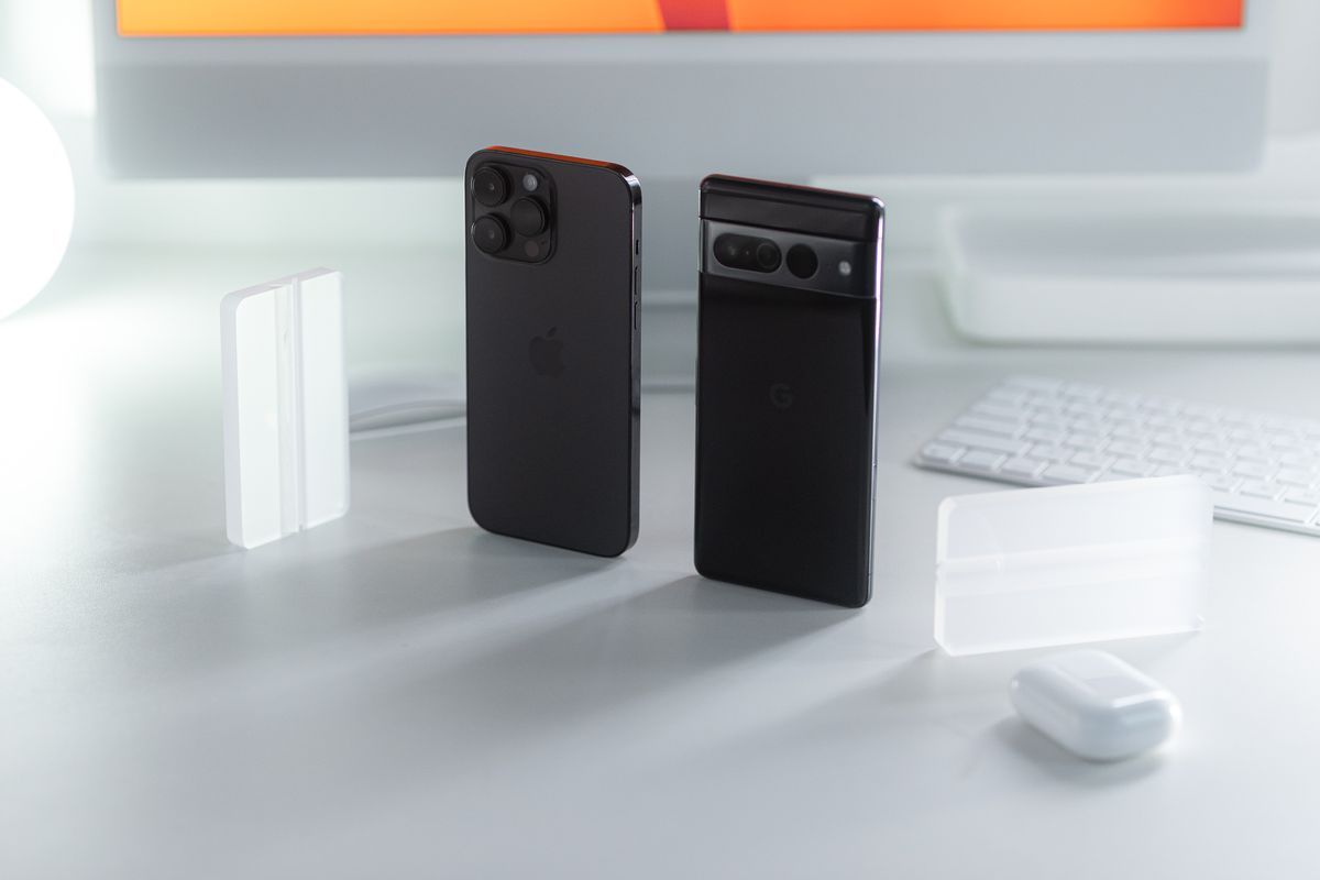 机に並べたスマートフォン