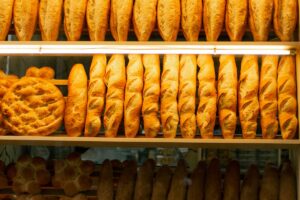 rebakeのロスパンのイメージとなる、パン屋さんの棚に並ぶ焼きたてのパン