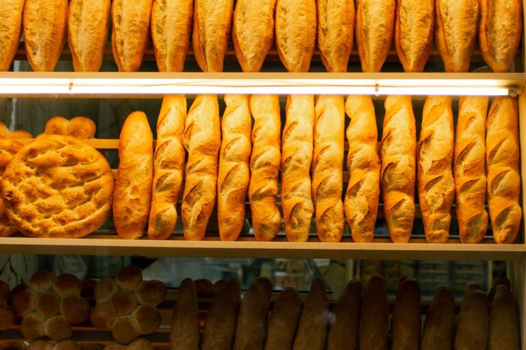 rebakeのロスパンのイメージとなる、パン屋さんの棚に並ぶ焼きたてのパン