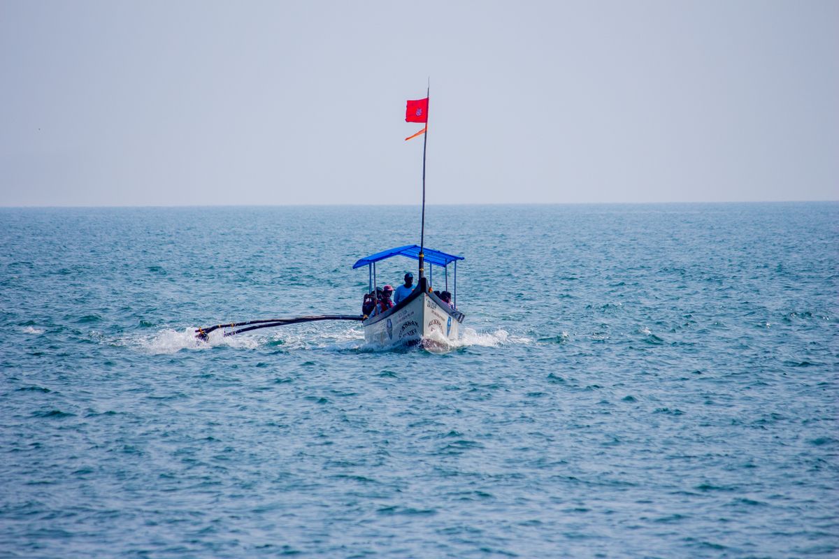 青い海を進む漁船