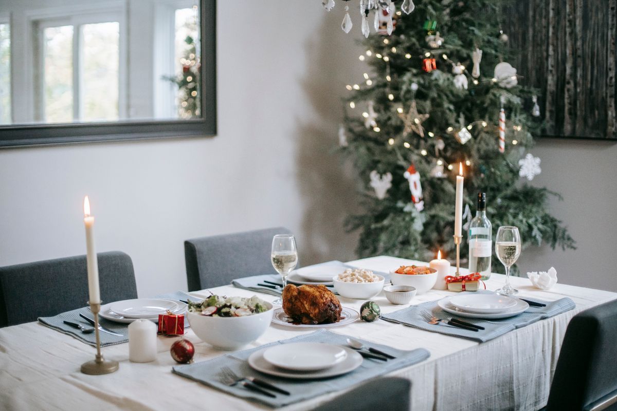 クリスマスツリーのそばの食卓