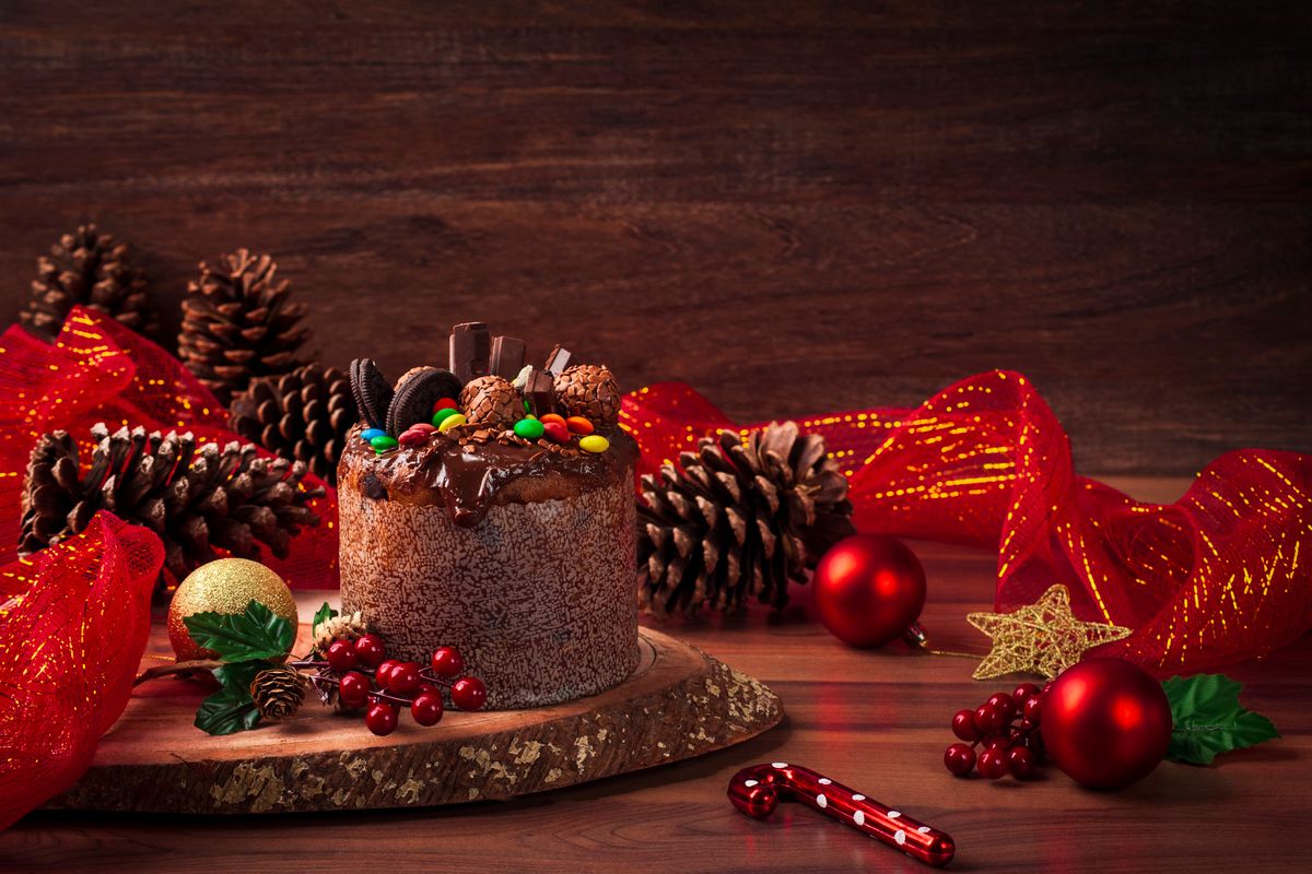 クリスマスの飾りに囲まれたチョコレートケーキ