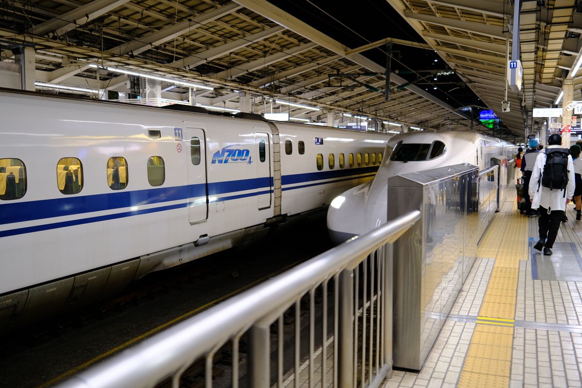 東京駅の新幹線ホームで乗車する人たち