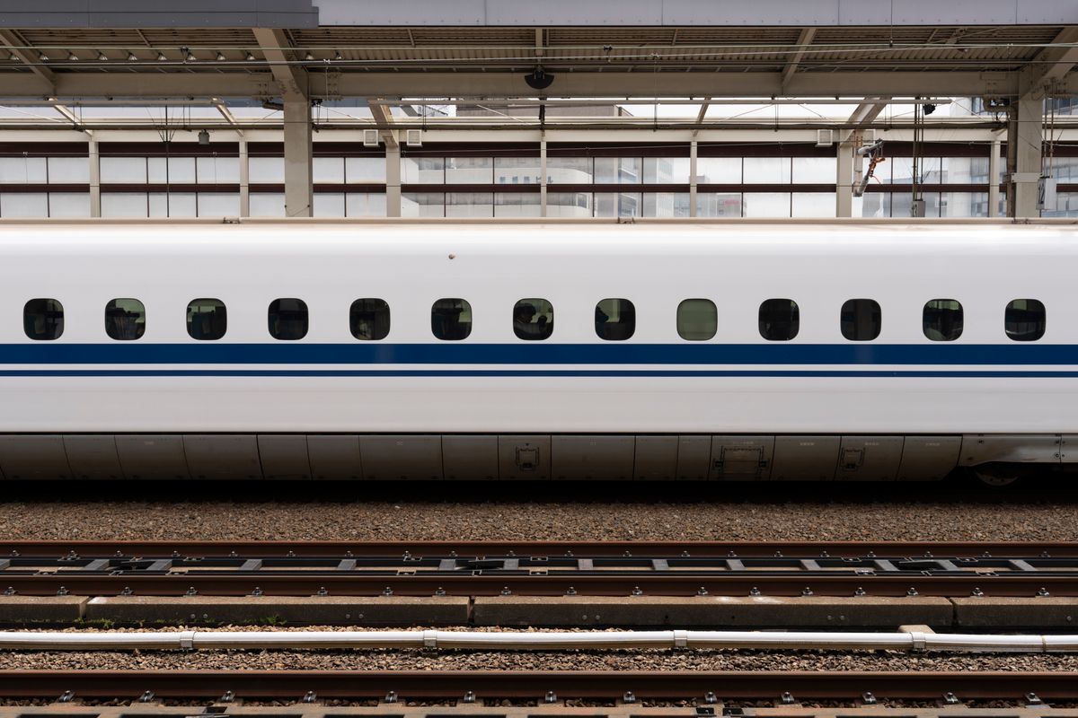 駅に停車している新幹線の車体を横から見た様子