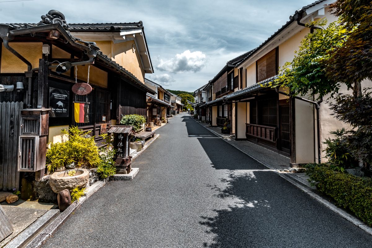 日本の古い町並みと静かな通り