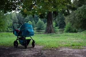公園の木陰に置かれたベビーカー