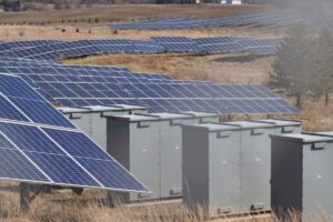 再エネ設備と蓄電池のコンテナが並ぶ太陽光発電所