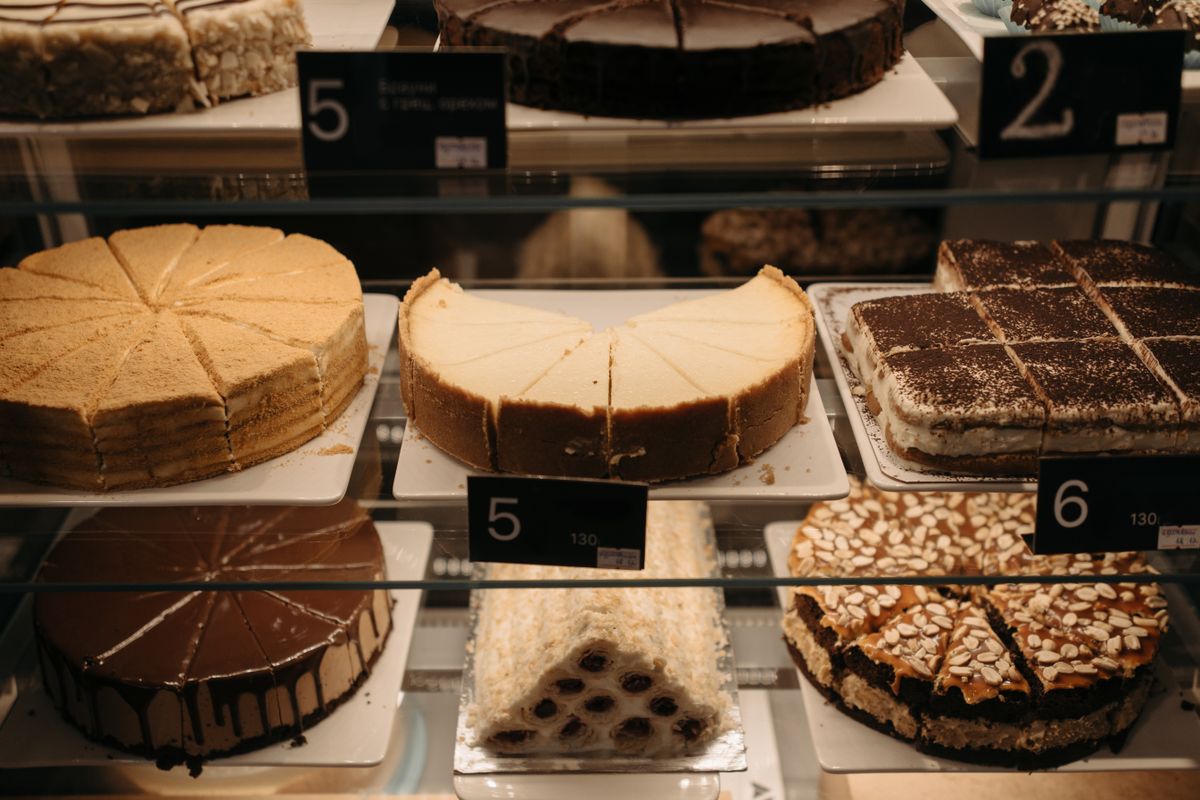タベスケの協力店で売られるケーキが並ぶショーケース