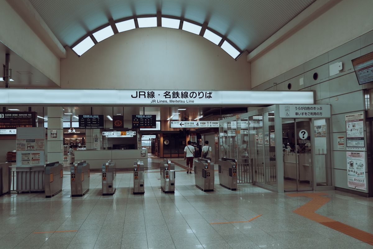 JRの駅の自動改札機が並ぶ改札口