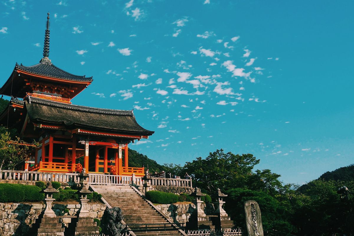 京都の寺院の朱塗りの門と石段