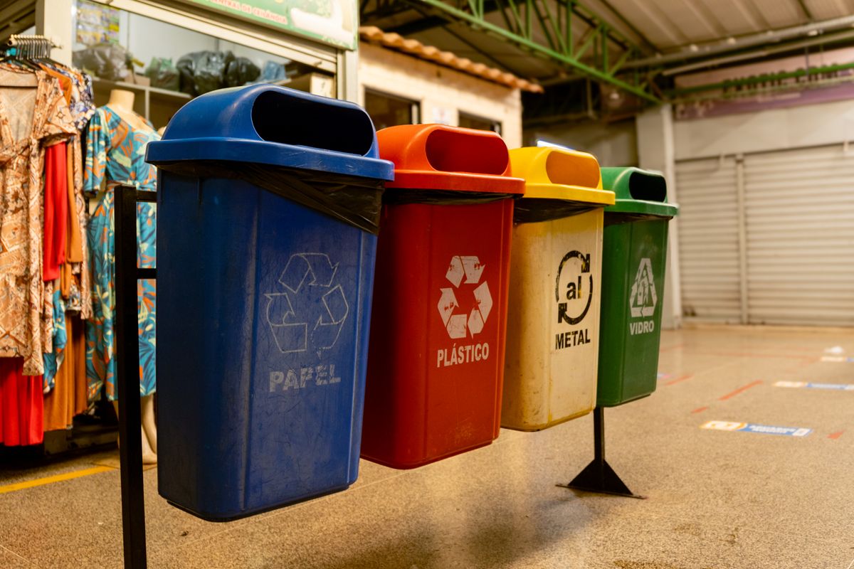 紙・プラスチック・金属・ガラスに分けて回収するカラフルな分別ボックス