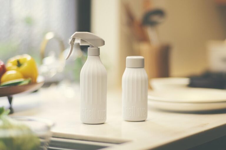 キッチンに置いたShell we clean?のスプレーボトルとパウダーボトル