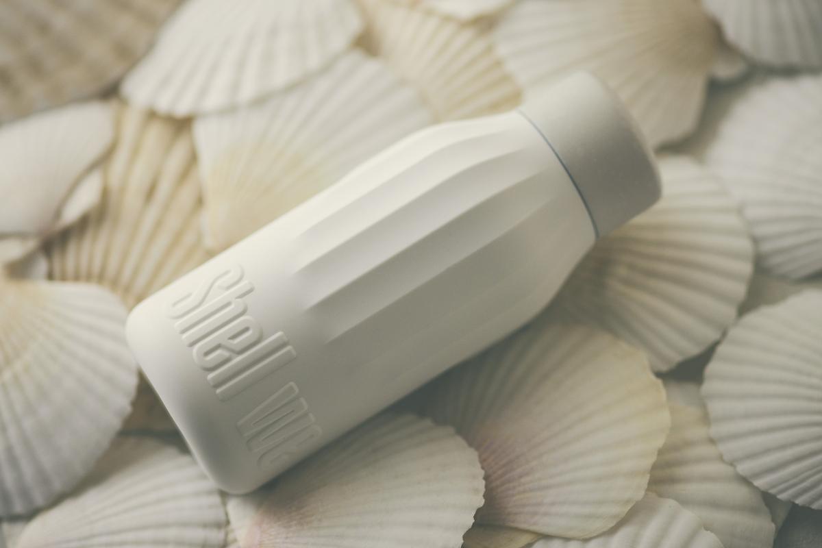 ほたての貝殻の上に置いたShell we clean?のボトル